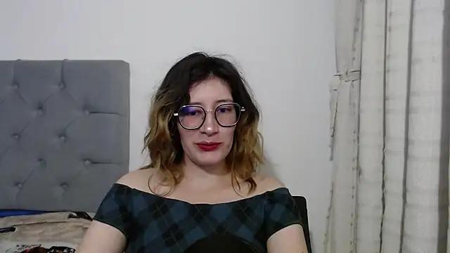 mariana124- from StripChat is Freechat