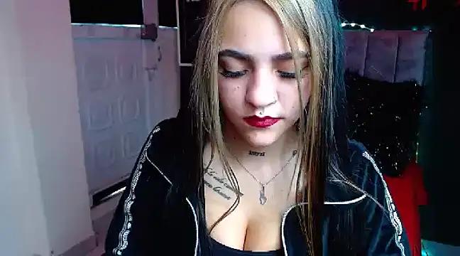 Violettasquirt from StripChat is Freechat